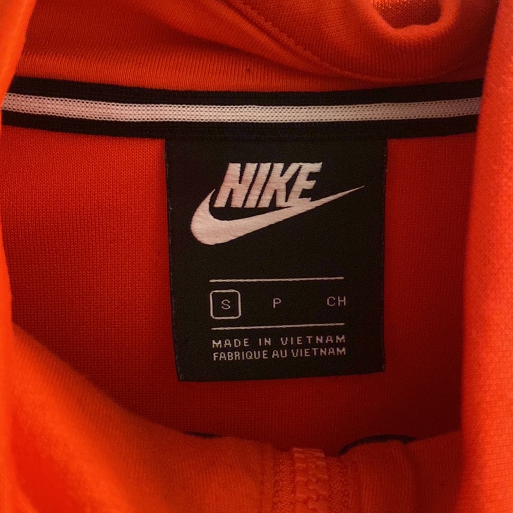 Hi! I am selling this red set from nike in a size small and has never been worn! - Picture 3 of 5